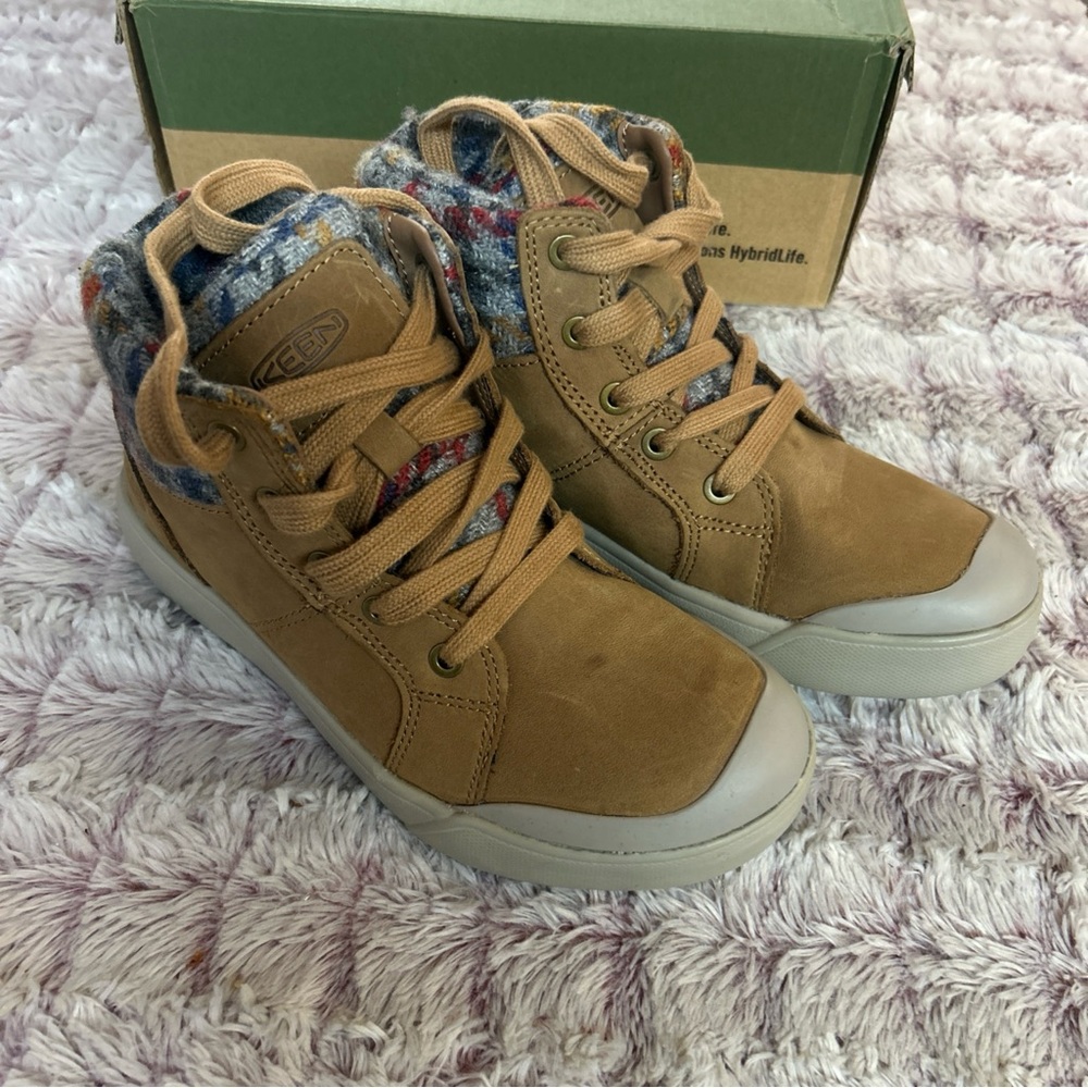 Keen Elena Women Suede Boots
Size 5.5 New